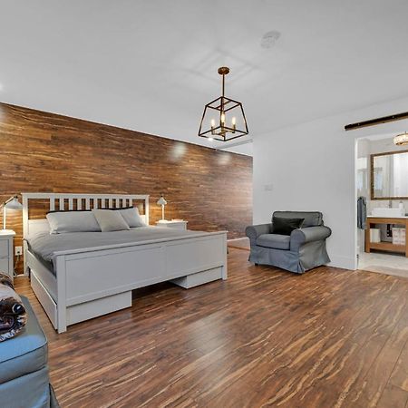 Amazing Fully Renovated Apartment On Queen St. Toronto Exteriör bild