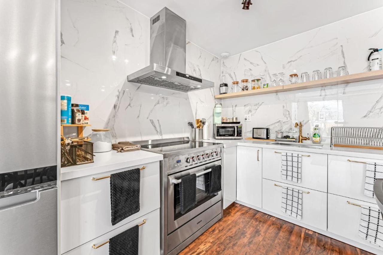 Amazing Fully Renovated Apartment On Queen St. Toronto Exteriör bild