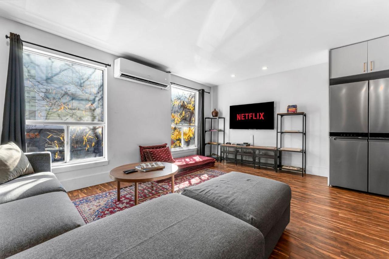 Amazing Fully Renovated Apartment On Queen St. Toronto Exteriör bild