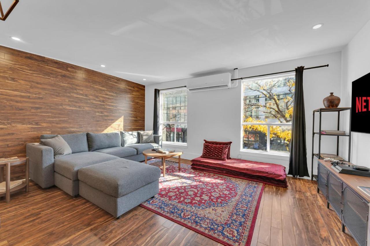 Amazing Fully Renovated Apartment On Queen St. Toronto Exteriör bild