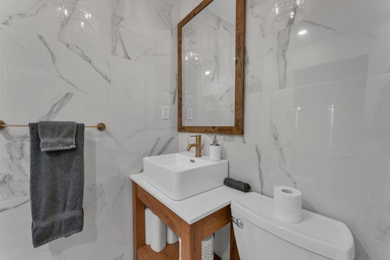 Amazing Fully Renovated Apartment On Queen St. Toronto Exteriör bild