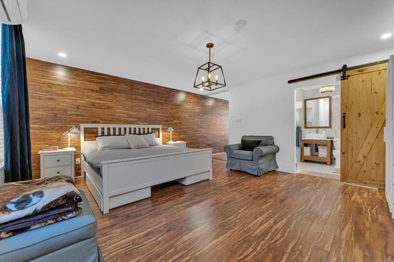 Amazing Fully Renovated Apartment On Queen St. Toronto Exteriör bild