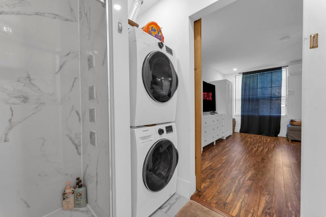 Amazing Fully Renovated Apartment On Queen St. Toronto Exteriör bild