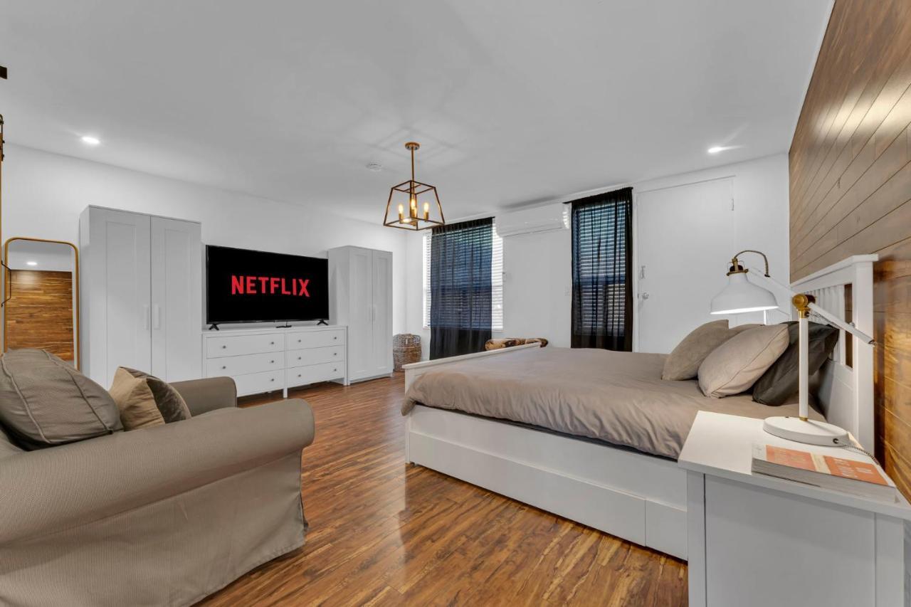 Amazing Fully Renovated Apartment On Queen St. Toronto Exteriör bild