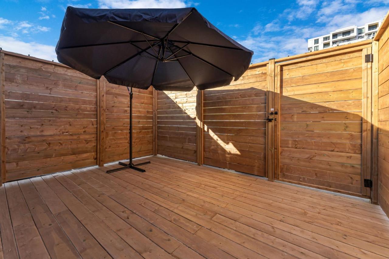 Amazing Fully Renovated Apartment On Queen St. Toronto Exteriör bild