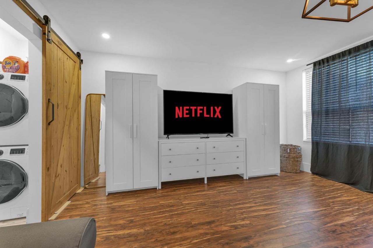 Amazing Fully Renovated Apartment On Queen St. Toronto Exteriör bild